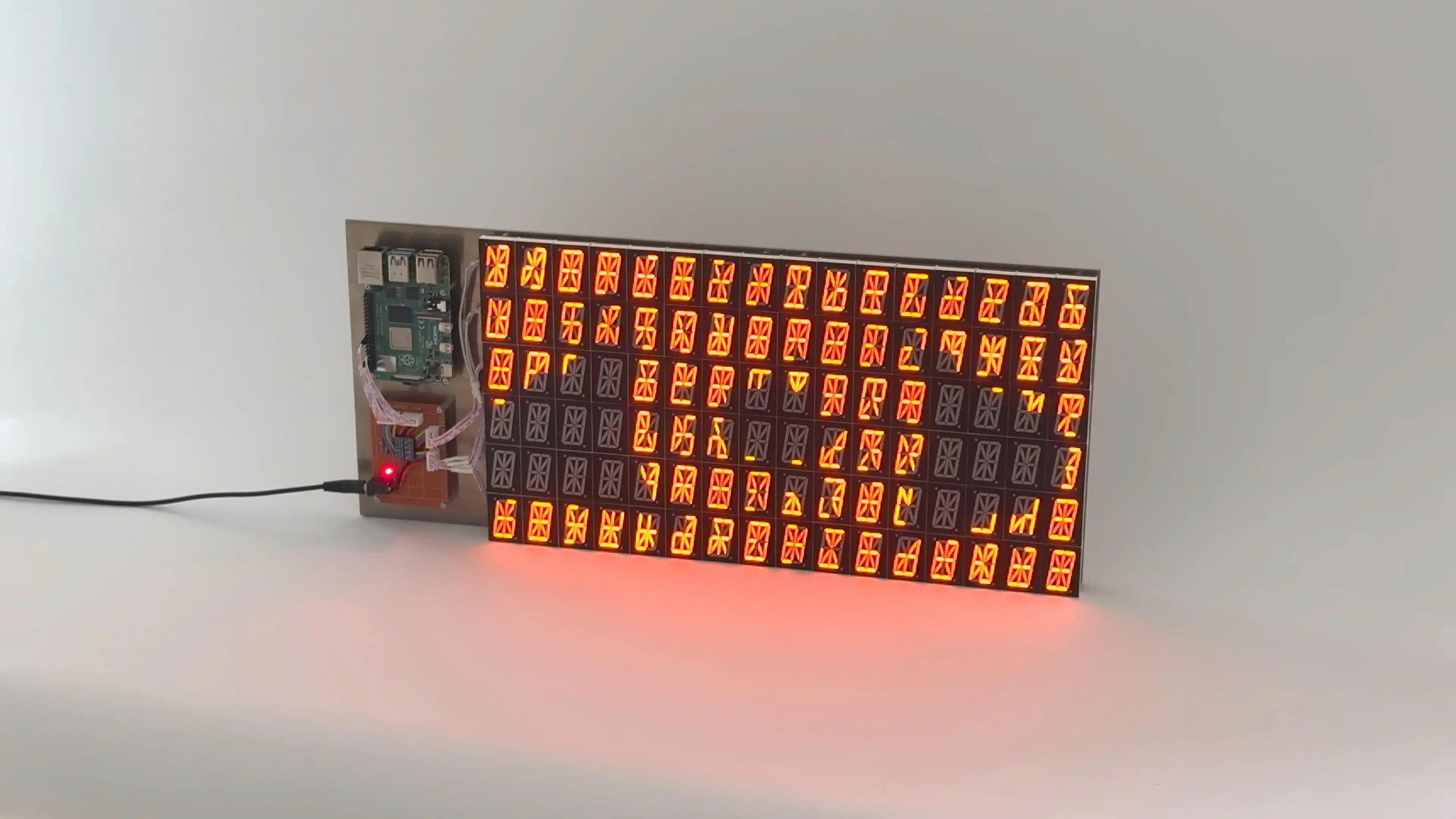 16 Segmentli LED Ekranlarla Yaratıcı Görüntüleme Projesinin Teknik ve Estetik Analizi