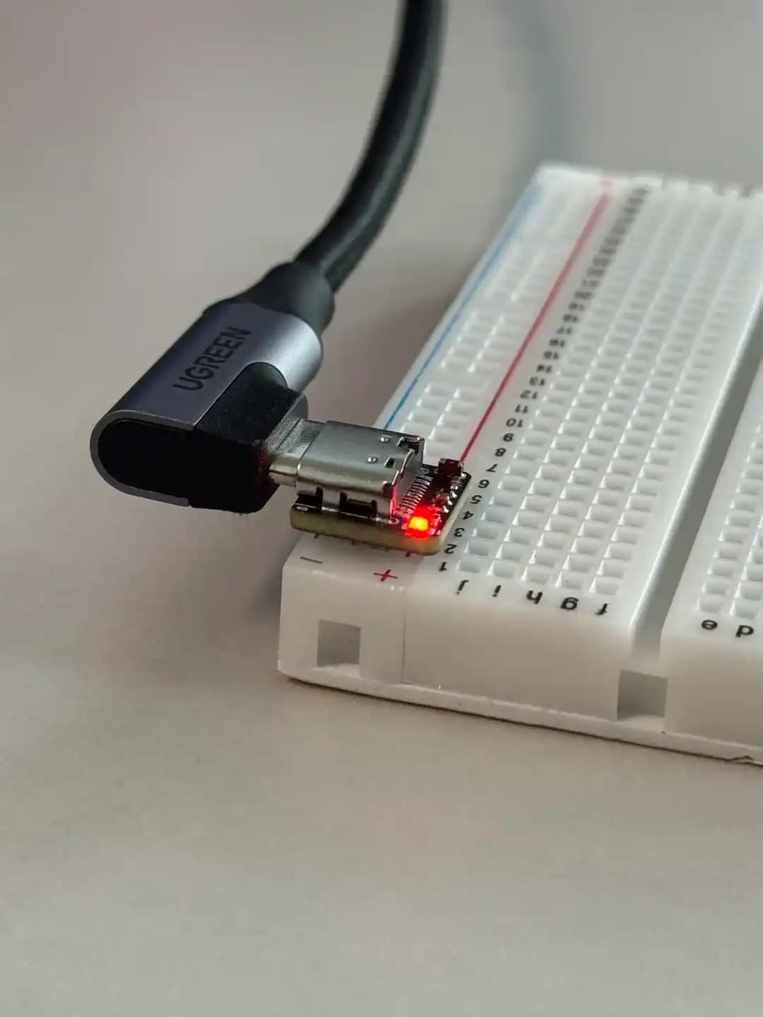 BrødBoost-Mini: Breadboard için Kompakt USB 5V Güç Adaptörü ve Tasarım Detayları