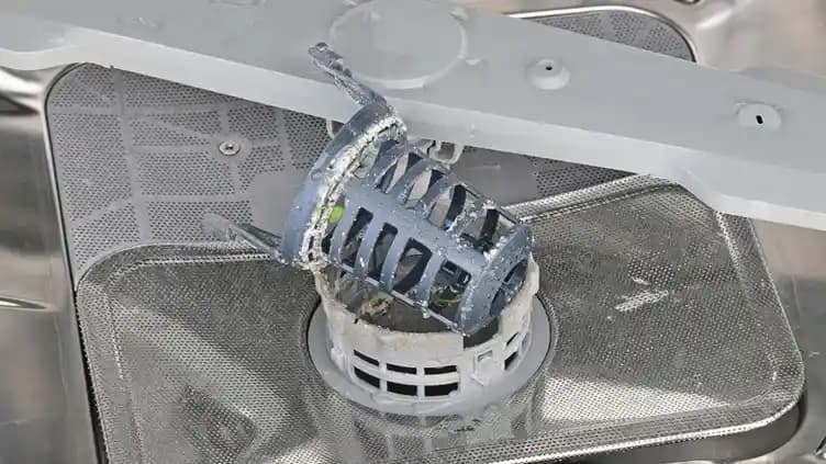 Bulaşık Makinesindeki Kötü Kokuların Nedenleri ve Etkili Temizlik Yöntemleri