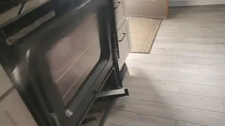 Whirlpool Fırın Kapısının Kendiliğinden Kapanma Sorunu ve Doğru Çözüm Yöntemleri