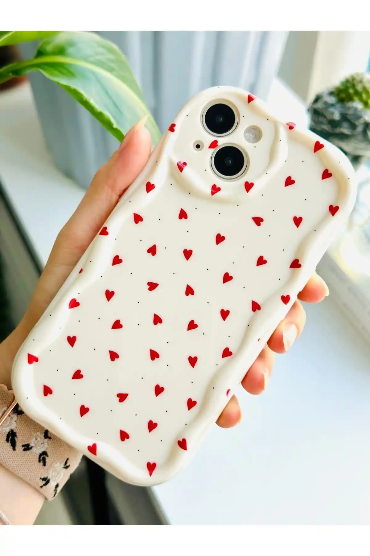 iPhone 13 ve 14 İçin Go Aksesuar Kılıf Karşılaştırması Kırmızı Kalpler ve Nazar Baskı