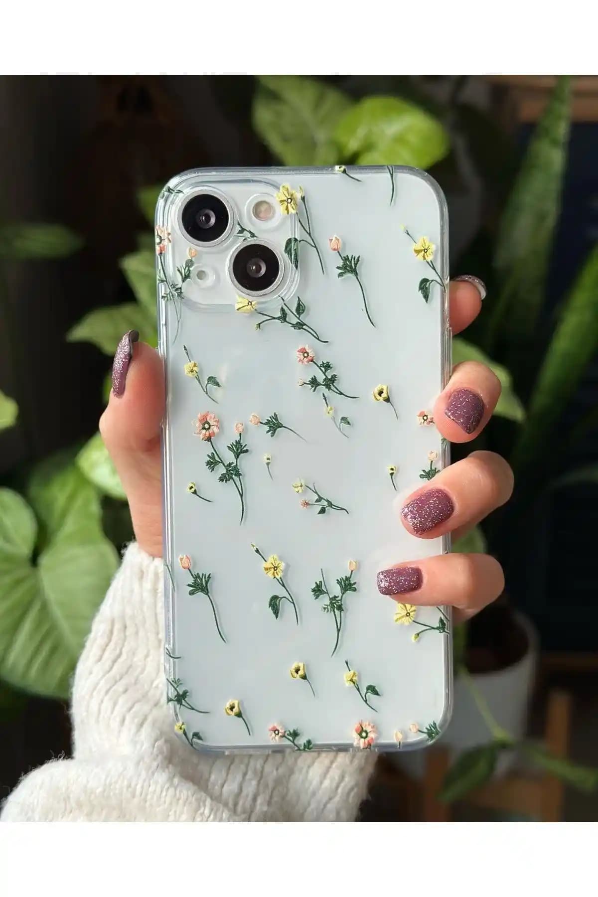 iPhone 14 Plus ve 15 Plus için Kamera Korumalı ve Çiçek Desenli Silikon Kılıflarının Karşılaştırması
