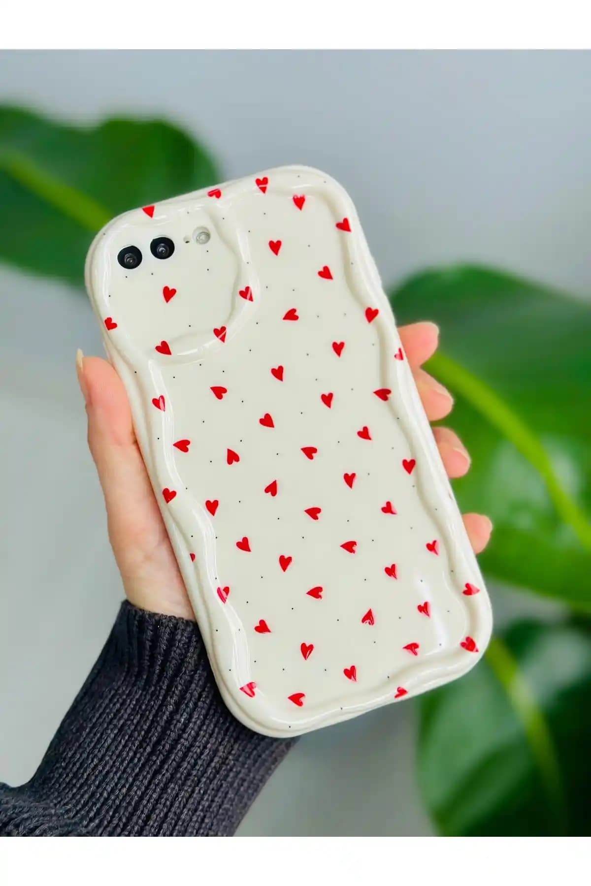 iPhone 7 Plus ve 8 Plus İçin Kılıf Karşılaştırması Kırmızı Kalpler ve Siyah Lale Tasarımı