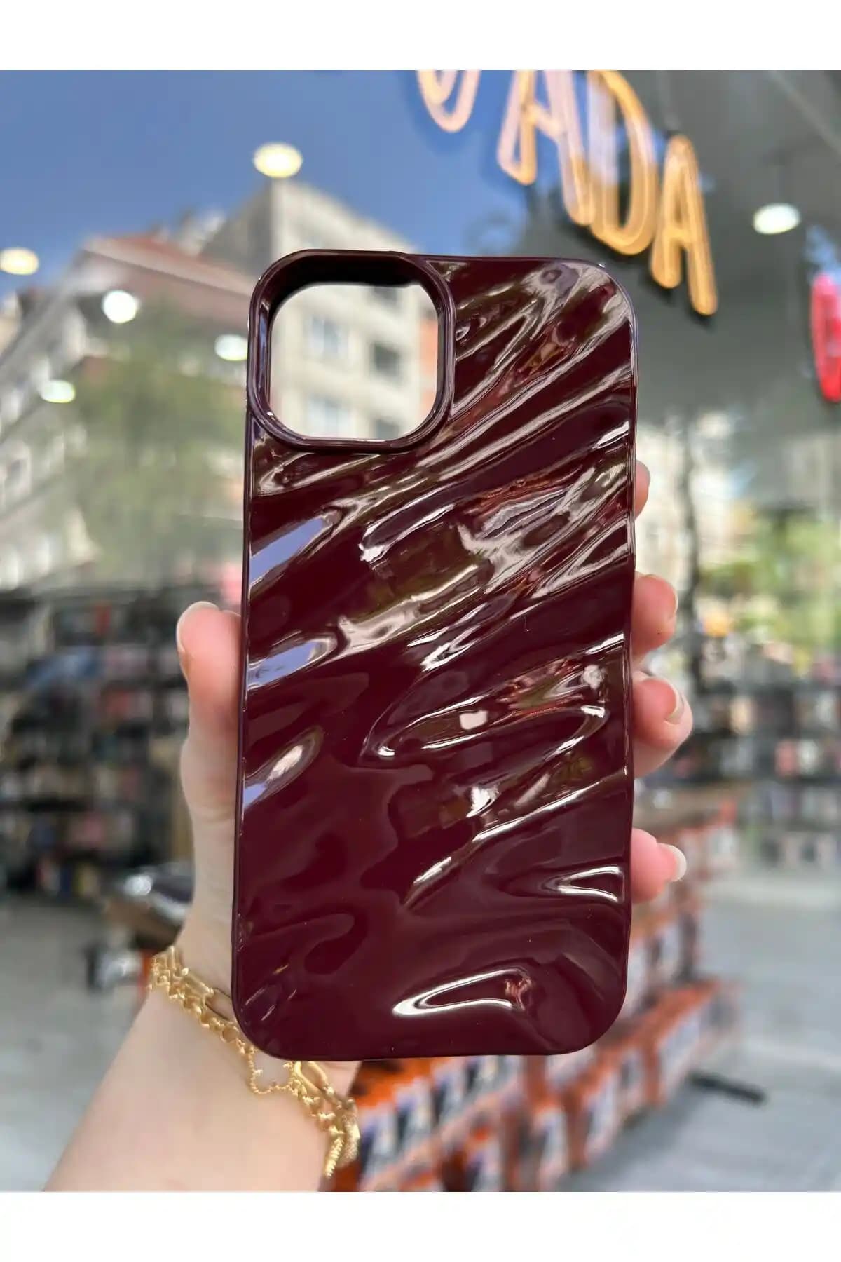 OVADA iPhone 13/14/15 Uyumlu Kılıf Karşılaştırması: Kabarmalı Dalga Desenli ve Şeffaf Darbe Emici Kılıf