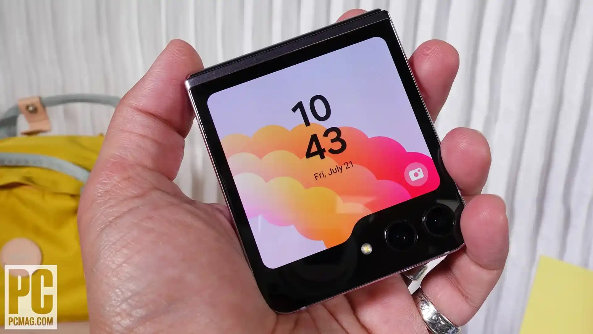 Samsung Galaxy Flip5: Yenilikler ve Kullanıcı Deneyimleriyle Modern Katlanabilir Telefon