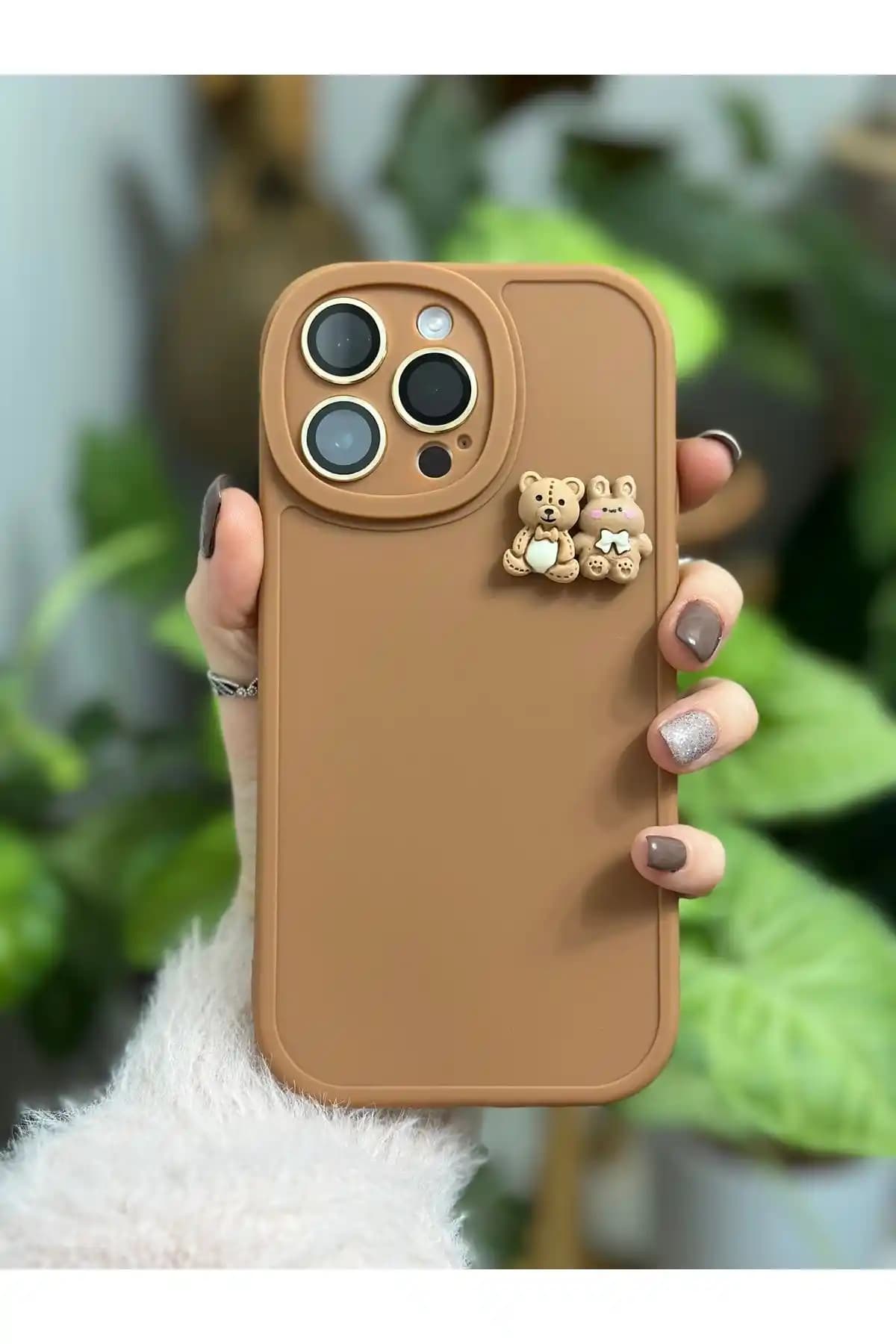 İki farklı iPhone 14 Pro Max kılıfı karşılaştırması: tasarım ve koruma özellikleri