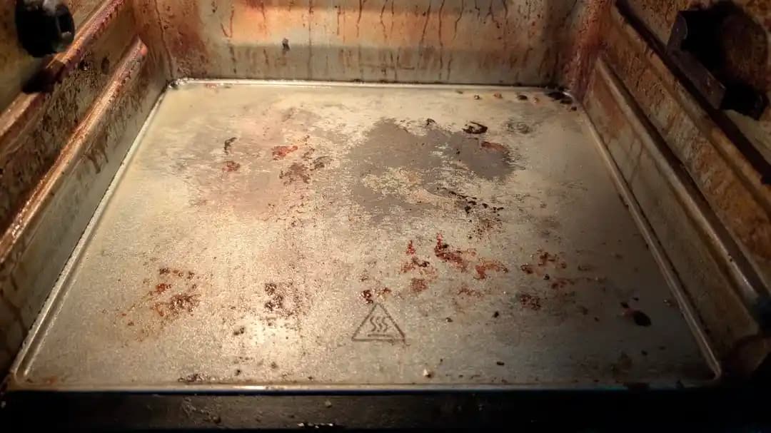 Airfryer'daki Polimerize Yağ Kalıntıları: Sağlık Riski ve Temizlik Yöntemleri