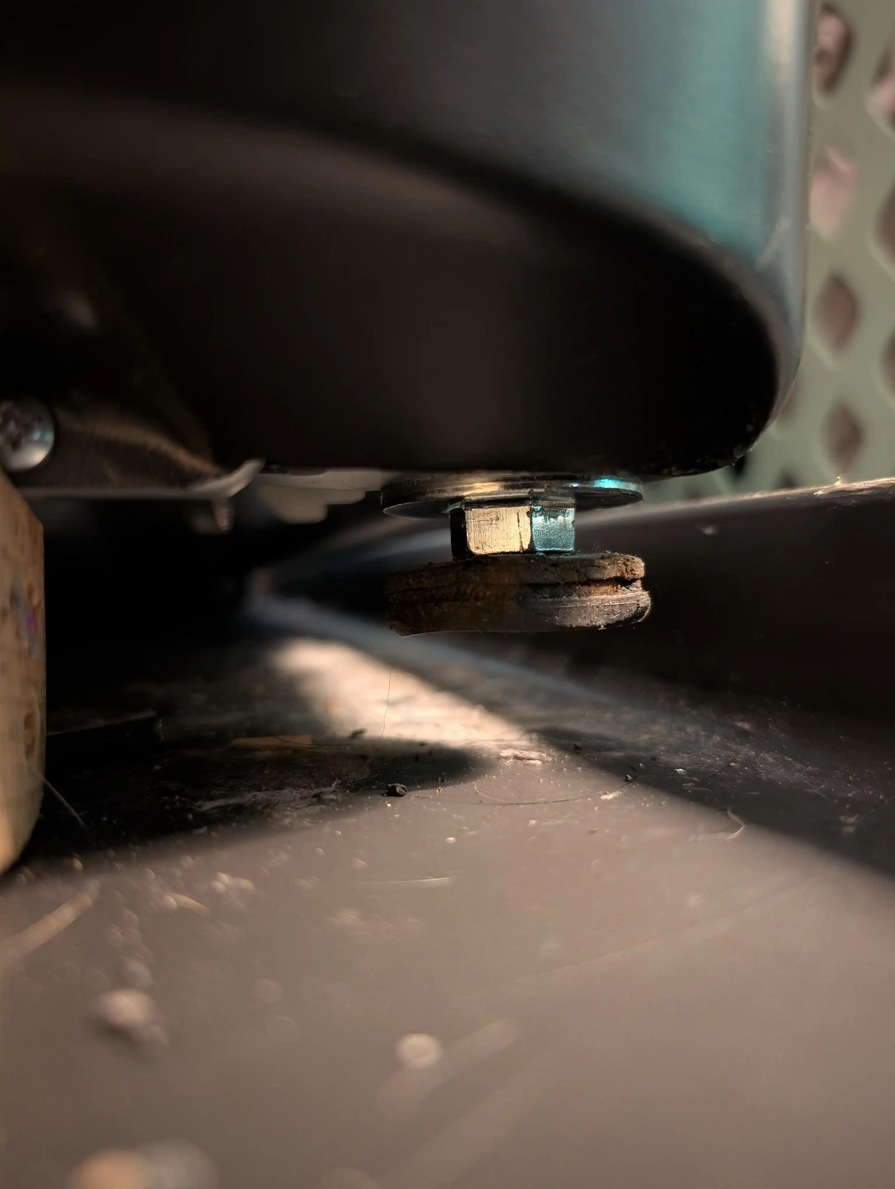 Dar Tasarımlı Kombi Çamaşır Makinesi Ayaklarının Servis Zorlukları ve Çözüm Yöntemleri