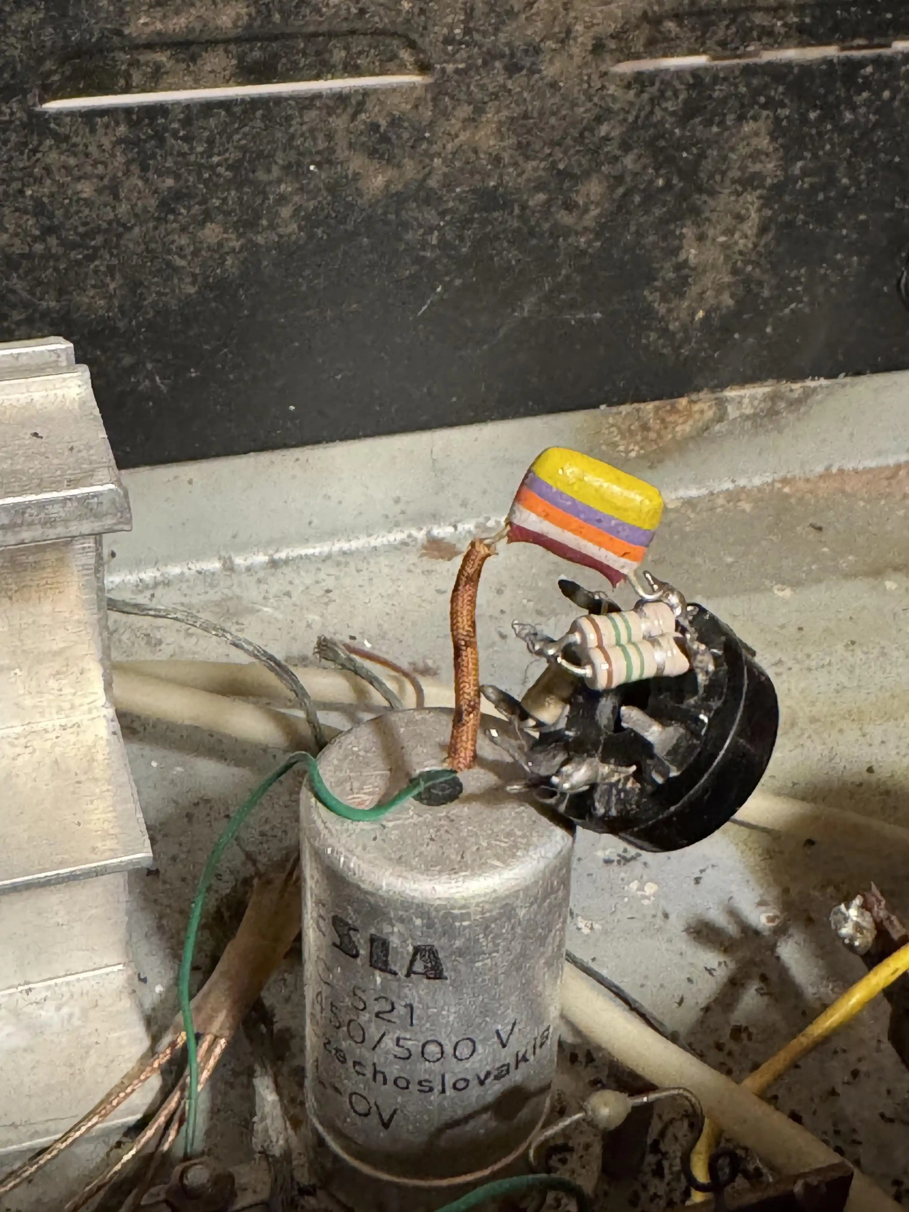 Elektronik Dirençler ve Kondansatörlerin Tarihsel Estetik ve Fonksiyonel Evrimi