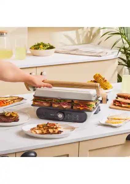 Karaca Gastro Grill Glass Premium ve Korkmaz Tostella PembeGri Tost ve Izgara Makineleri Karşılaştırması