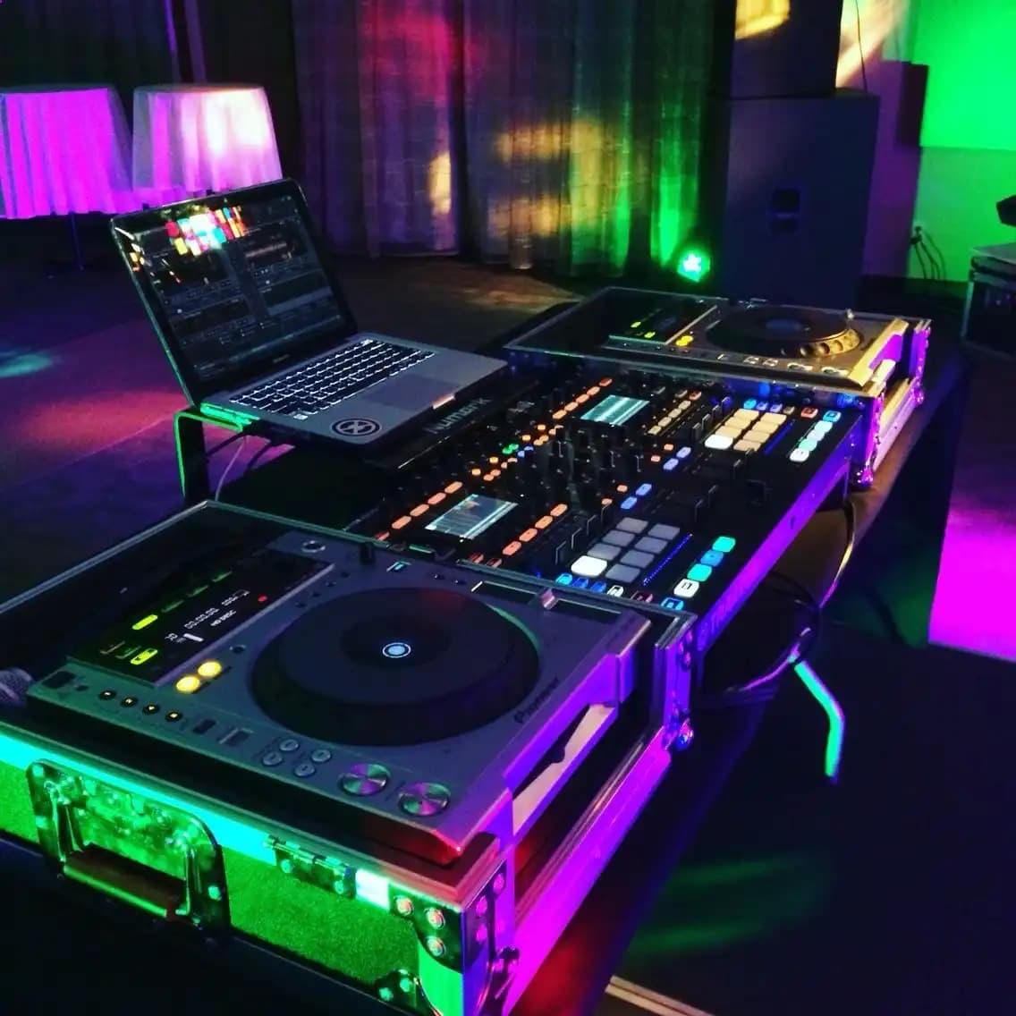 DJ Setup Rehberi: Profesyonel ve Etkileyici Ses Deneyimleri İçin Temel Ekipmanlar ve Trendler