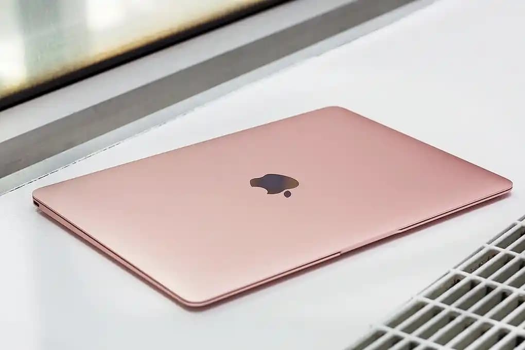 2025'te Pembe Apple MacBook: Şıklık ve Gücün Yeni Simgesi