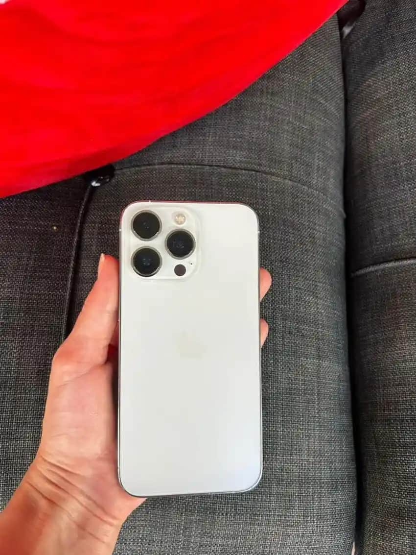 iPhone 13 Pro Beyaz: Şıklık ve Gücü Bir Arada Sunan Akıllı Telefon Özellikleri