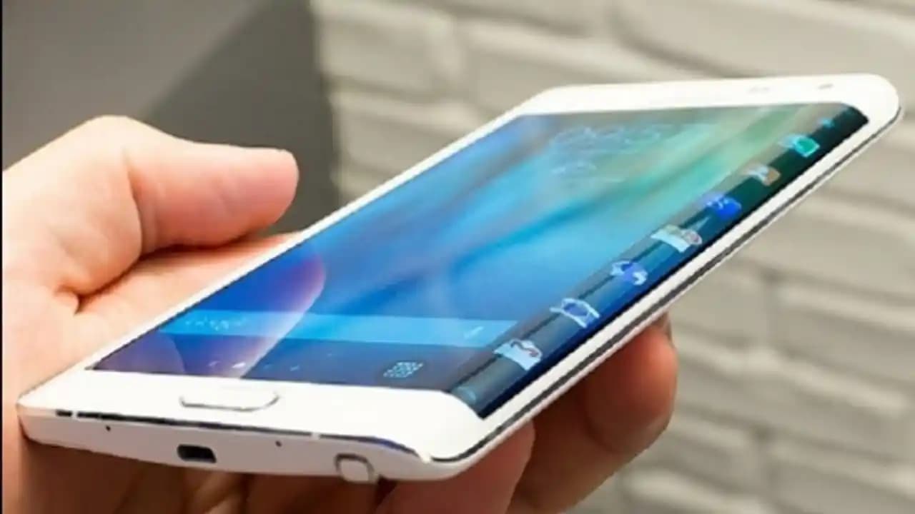 Kavisli Ekran Telefonlar: Estetik ve Fonksiyonellikte Geleceğin Teknolojisi
