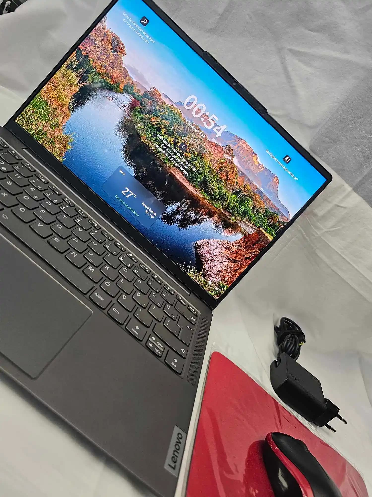 Lenovo Yoga Slim 6 OLED EVO: İnce Tasarım ve Güçlü Performans Sunan Modern Dizüstü Bilgisayar