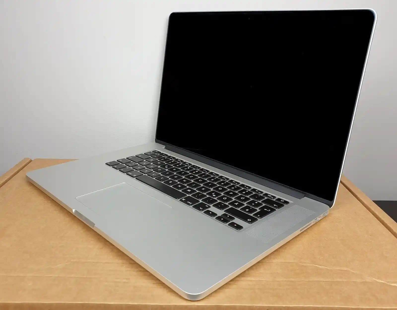 MacBook Pro A1398: Dayanıklı Tasarım ve Güçlü Performans Sunan Eski Model