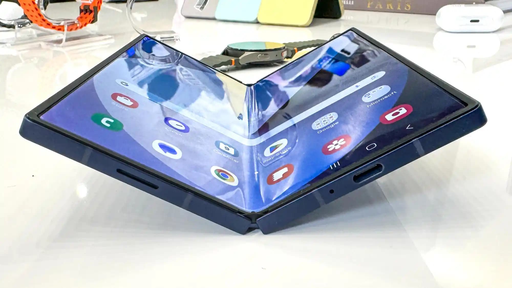 Samsung Galaxy Z Fold 6: Katlanabilir Teknolojinin En Yenilikçi Akıllı Telefon Modeli