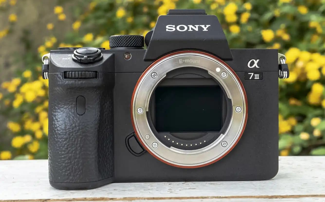 Sony A7 III: Profesyonel fotoğrafçılık ve videografi için yüksek performanslı aynasız kamera