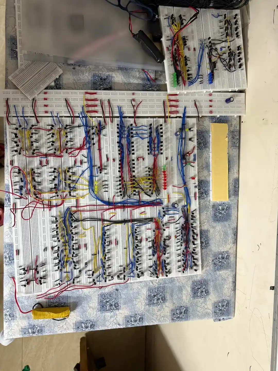 4-Bit Breadboard Bilgisayar: Transistör Seviyesinde Ayrık Bileşenlerle Tasarım ve İşleyiş