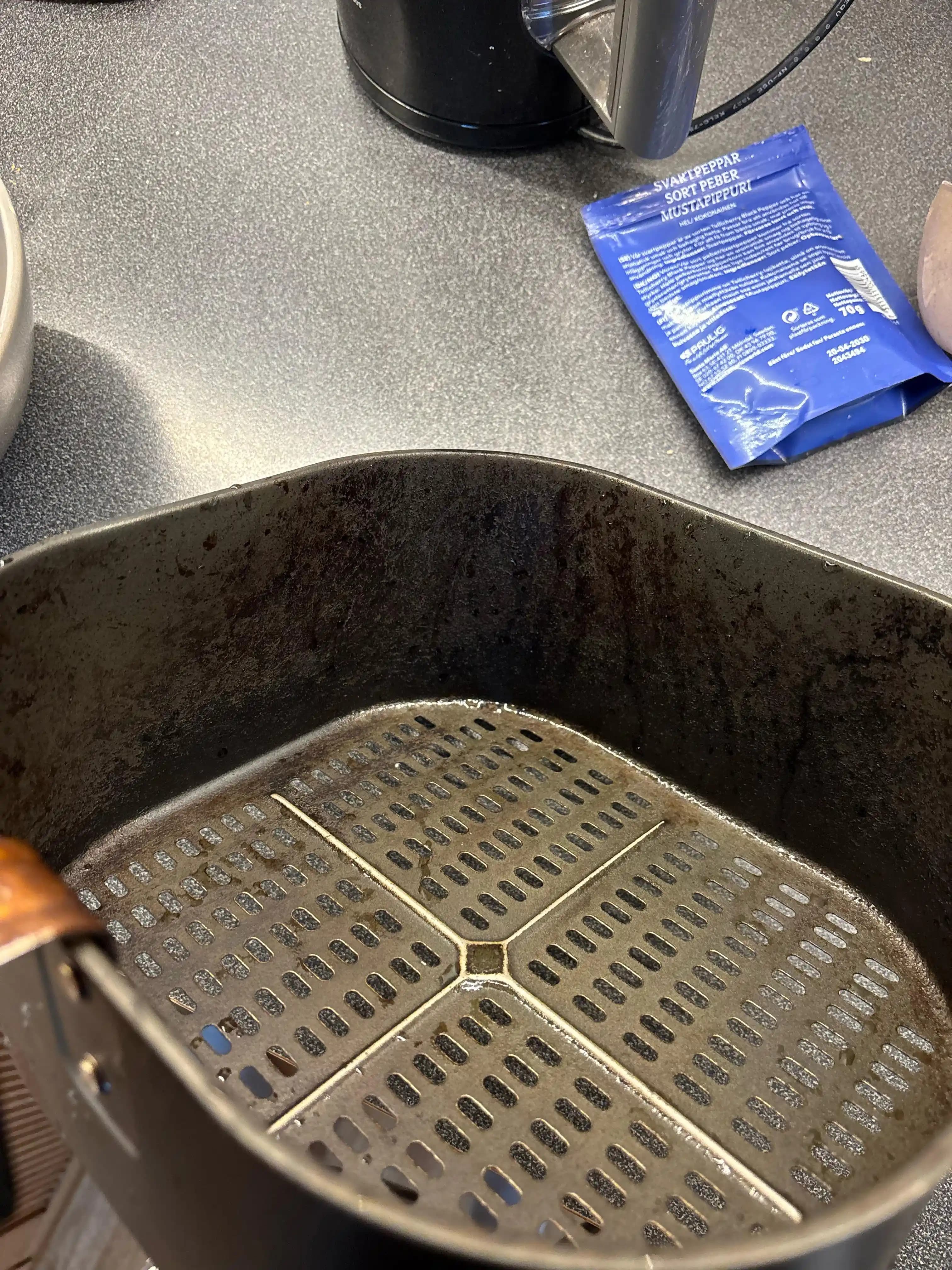 Airfryer Sepetindeki Yanmış Yağ ve Yemek Kalıntılarını Etkili Temizleme Yöntemleri