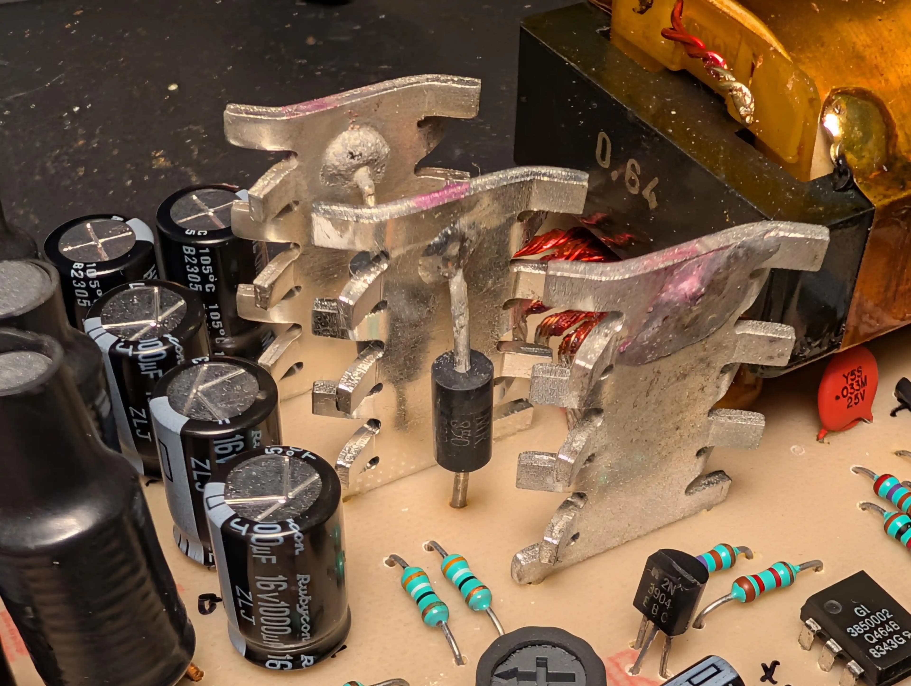 Apple IIe Güç Kaynağında Alışılmadık Diyot Soğutma Yöntemleri ve Tasarım Detayları