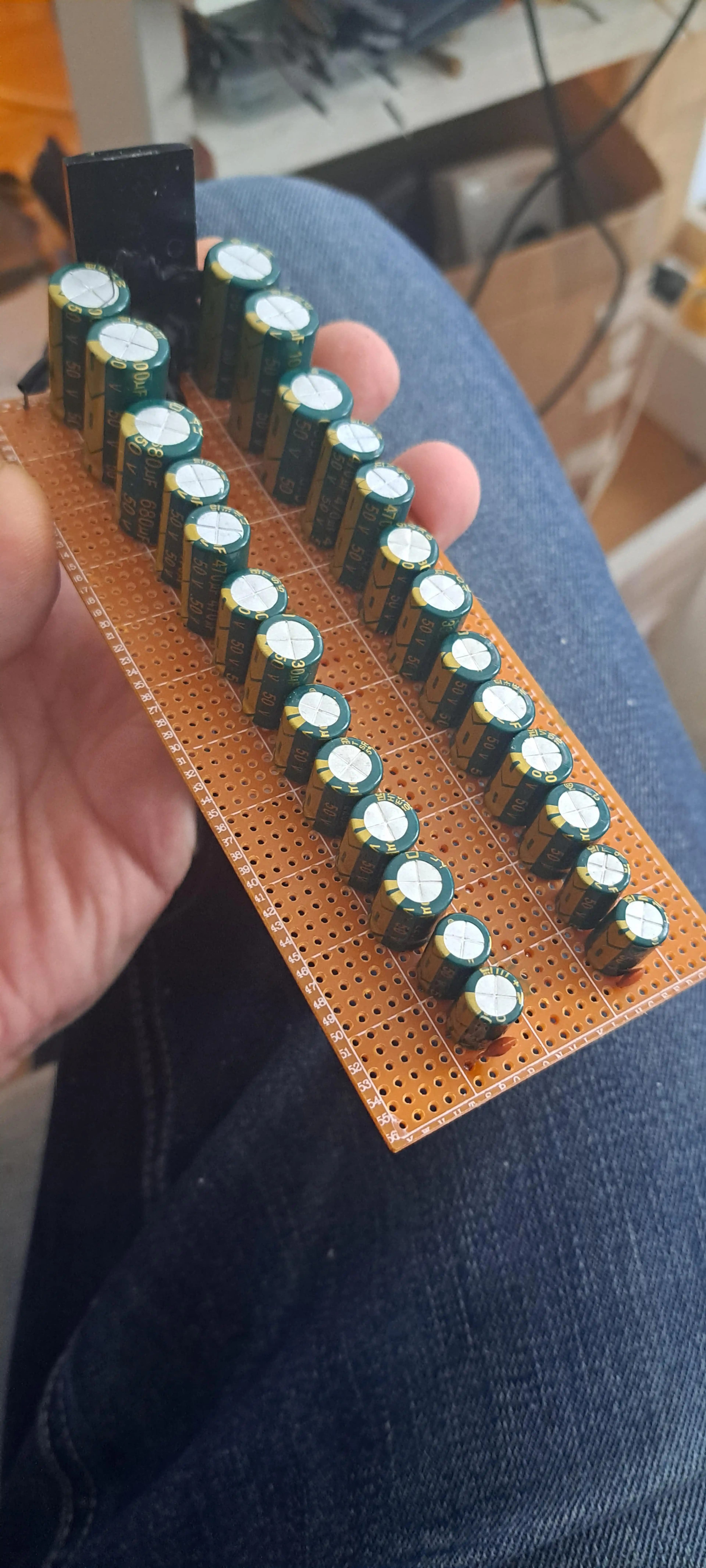 Büyük Kapasitör Eksikliğinde Çoklu Küçük Kapasitör Kullanımı ve Elektriksel Performans Analizi