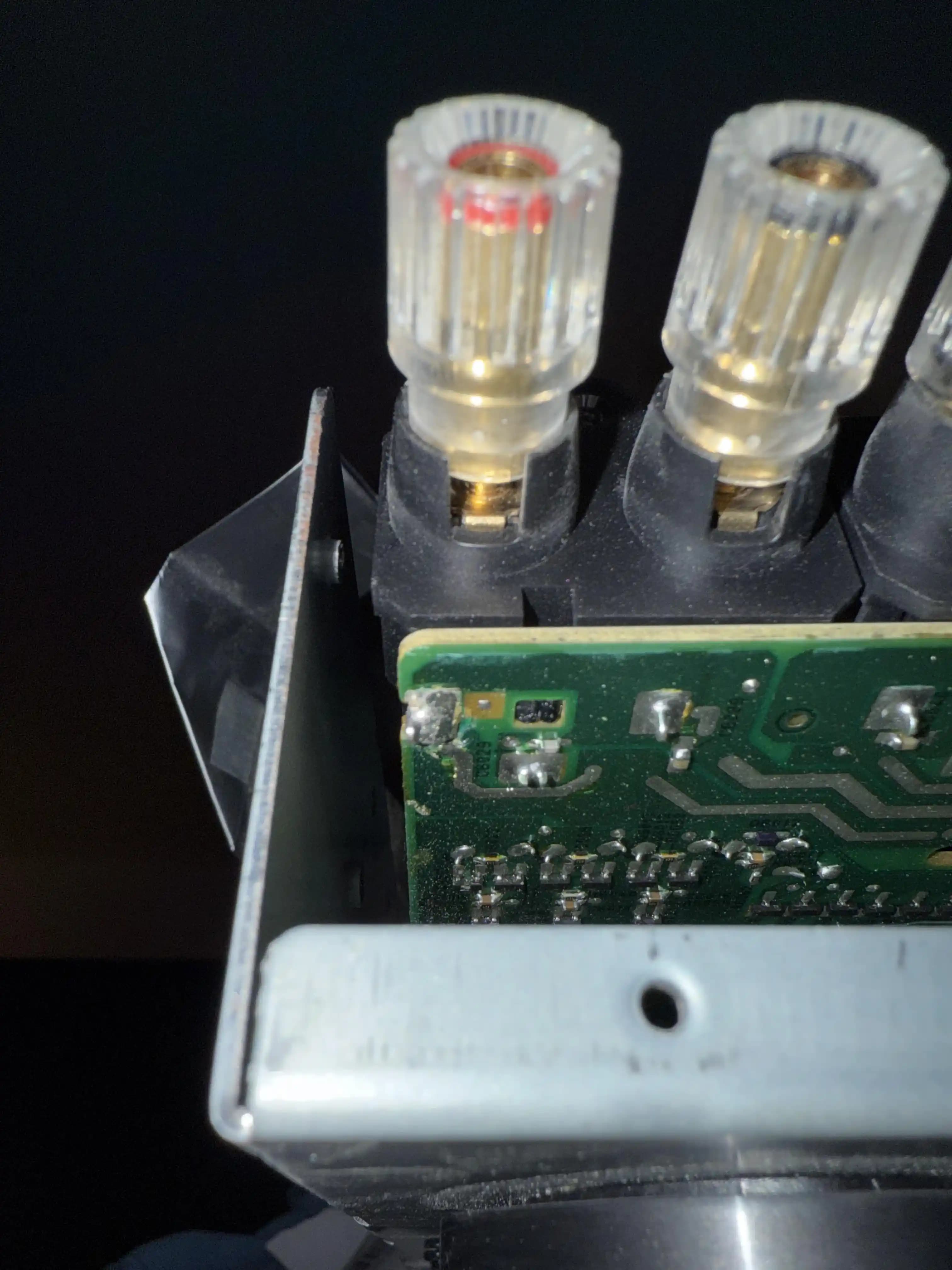 Denon 3.000 Dolarlık Alıcıda PCB Kenarındaki Lehim Noktalarının Dayanıklılık Riskleri