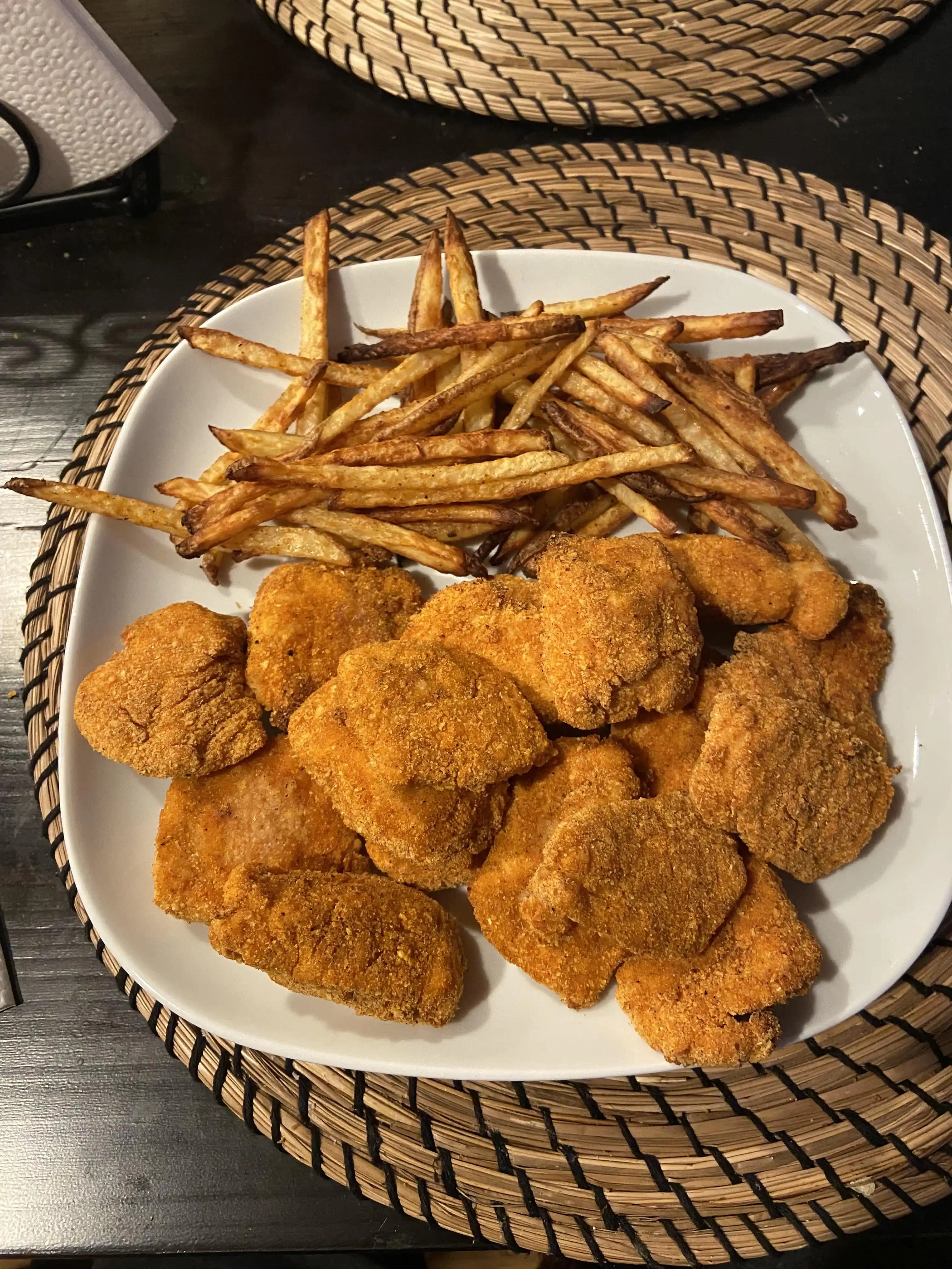Ev Yapımı Air Fryer Nuggets ve Baharatlı Patates Kızartması Tarifleri ile Sağlıklı Atıştırmalıklar