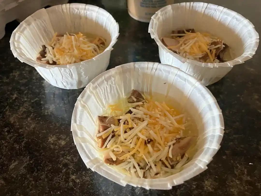 Hava Fritözünde Silikon Kaplı Kağıt Muffin Kapları ile Pratik Kahvaltık Yumurtalar