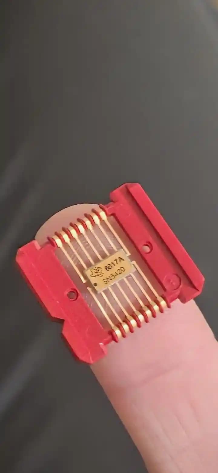 1968 TI Flat Pack Dual 4 Input NAND Entegresi ve Elektronik Tarihindeki Yeri