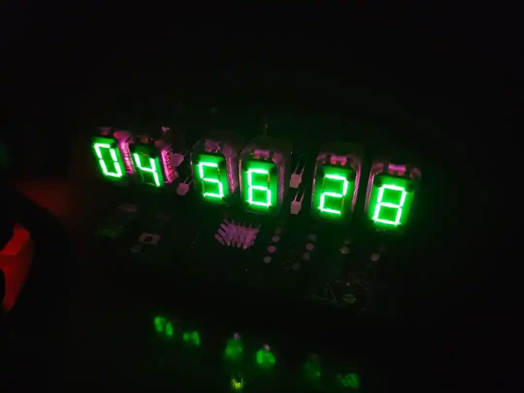 ITS1A Thyratron Tüp Saat: Soğuk Savaş Döneminden Benzersiz Neon Gösterge Teknolojisi