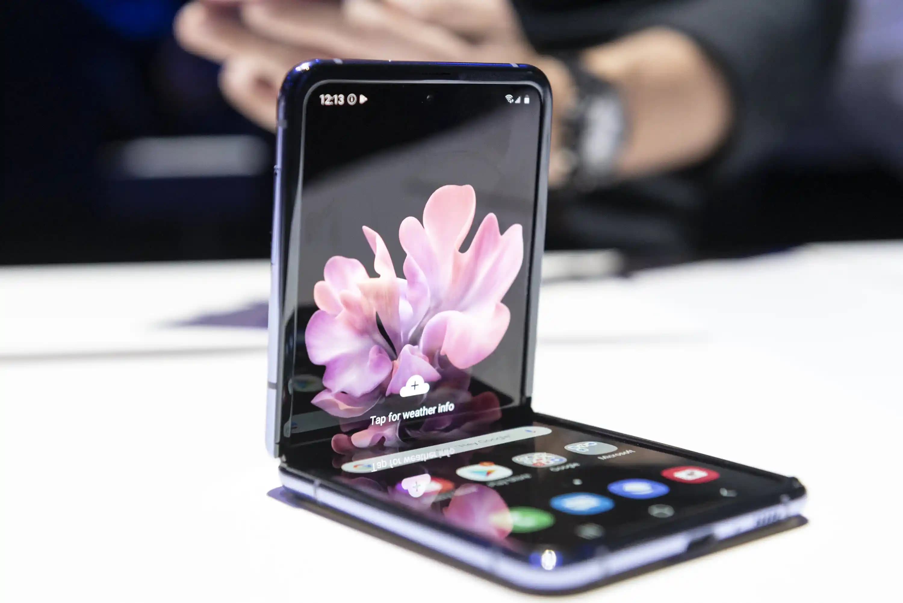 Geleceğin Mobil Teknolojisi: Katlanabilir Ekranlı Akıllı Telefonların Özellikleri ve Trendleri
