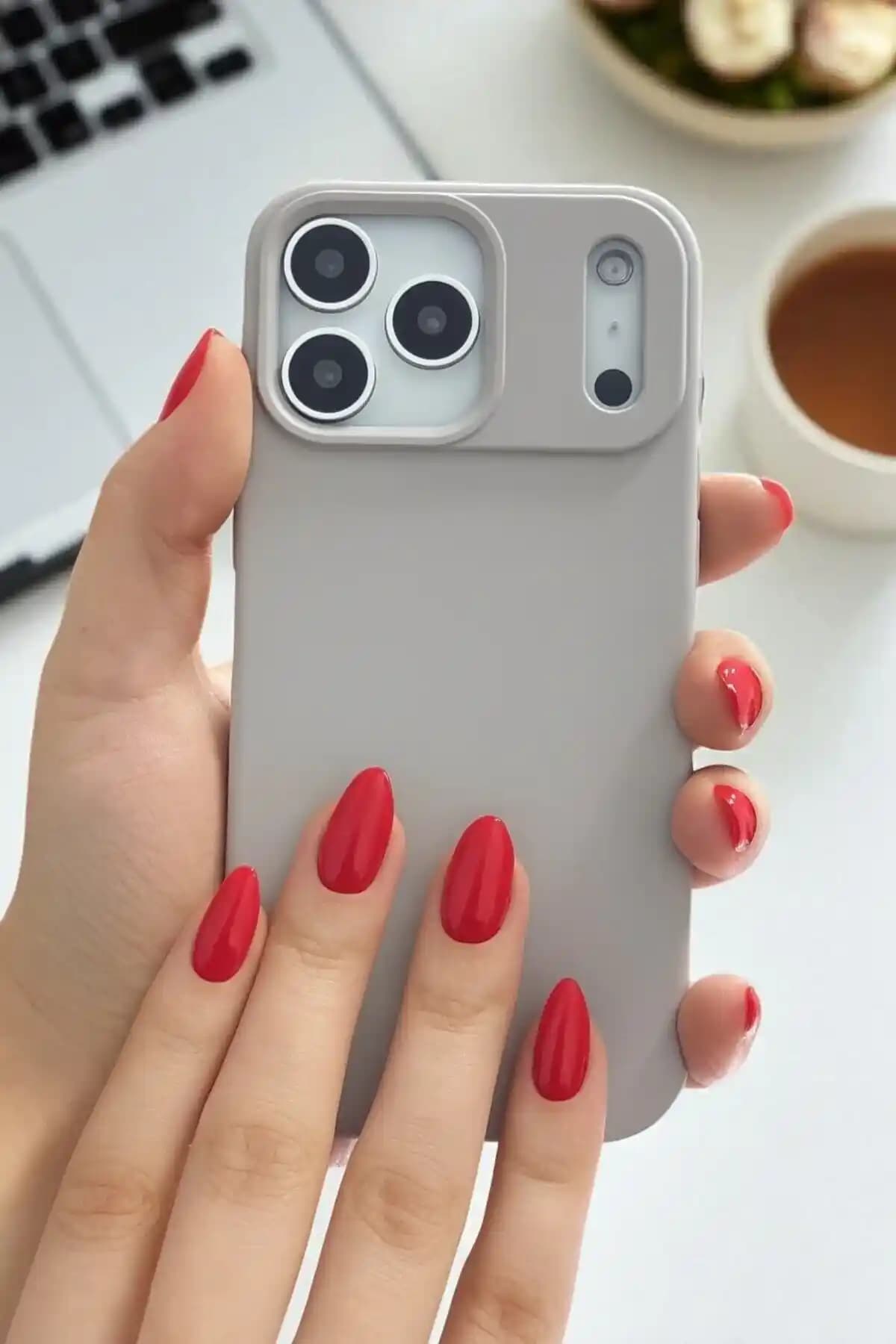 KVK Marka iPhone Silikon Kılıfı: Güvenli ve Estetik Koruma Çözümü