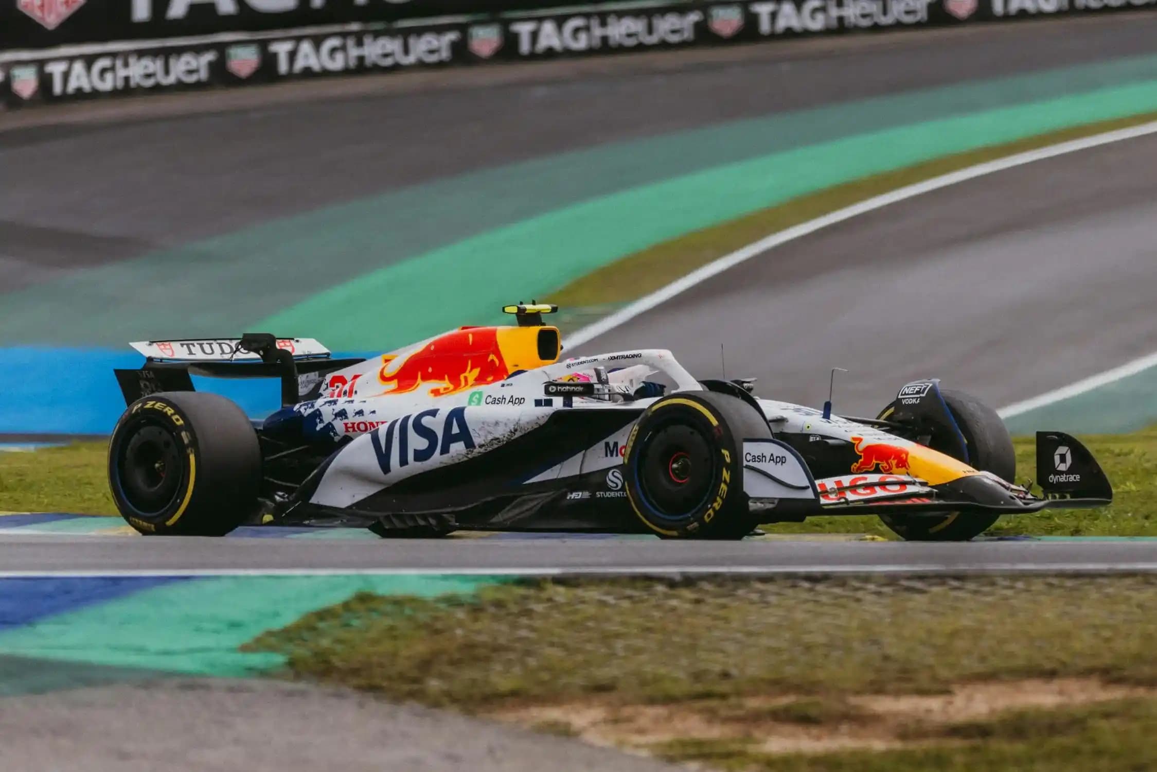 Red Bull Yarış Pistlerindeki Elektronik Teknolojilerin Performans ve Güvenliğe Etkisi