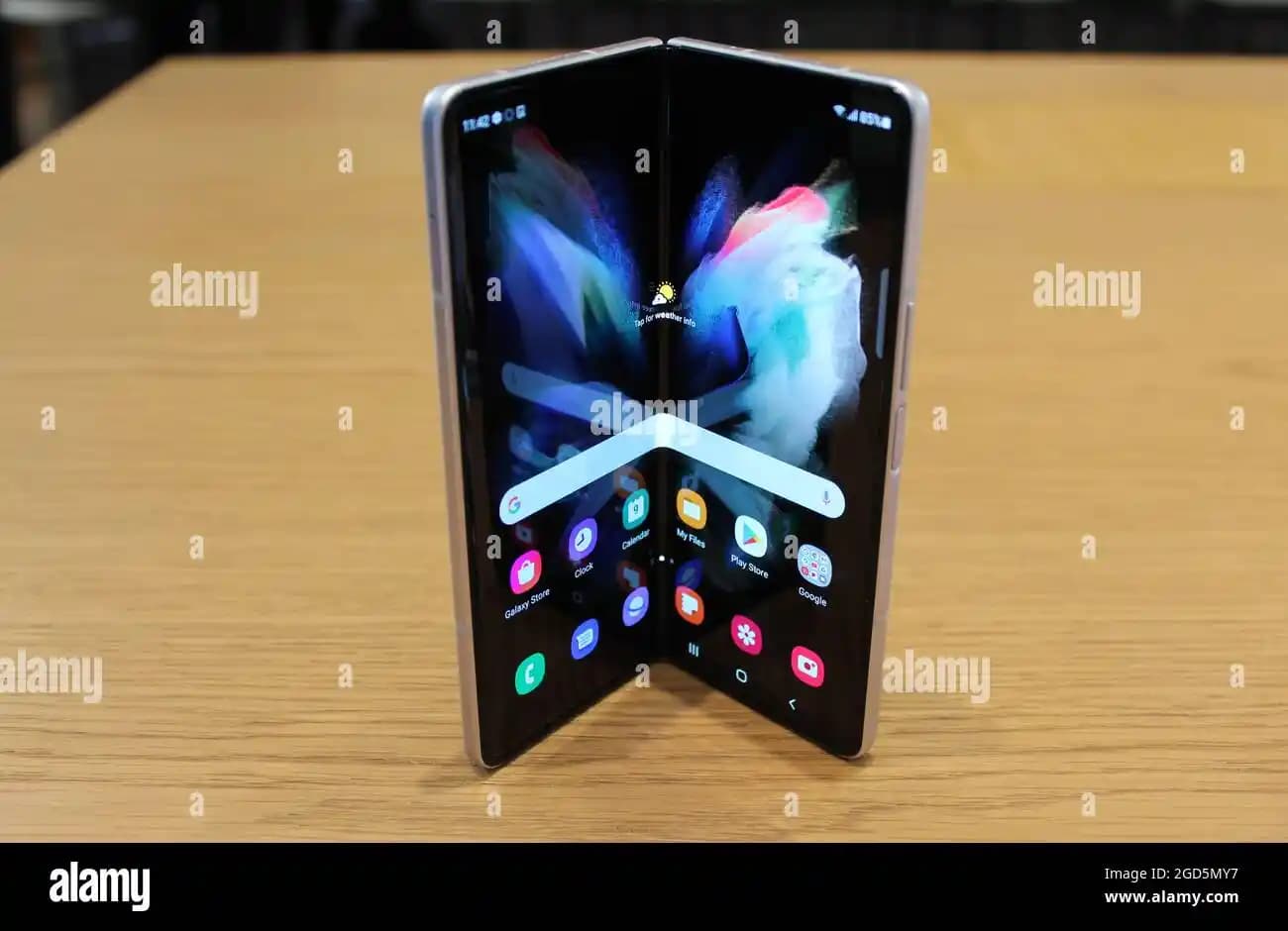 Samsung Galaxy Z Fold3 Katlanabilir Ekran Teknolojisiyle Geleceğin Akıllı Telefonunu Sunuyor