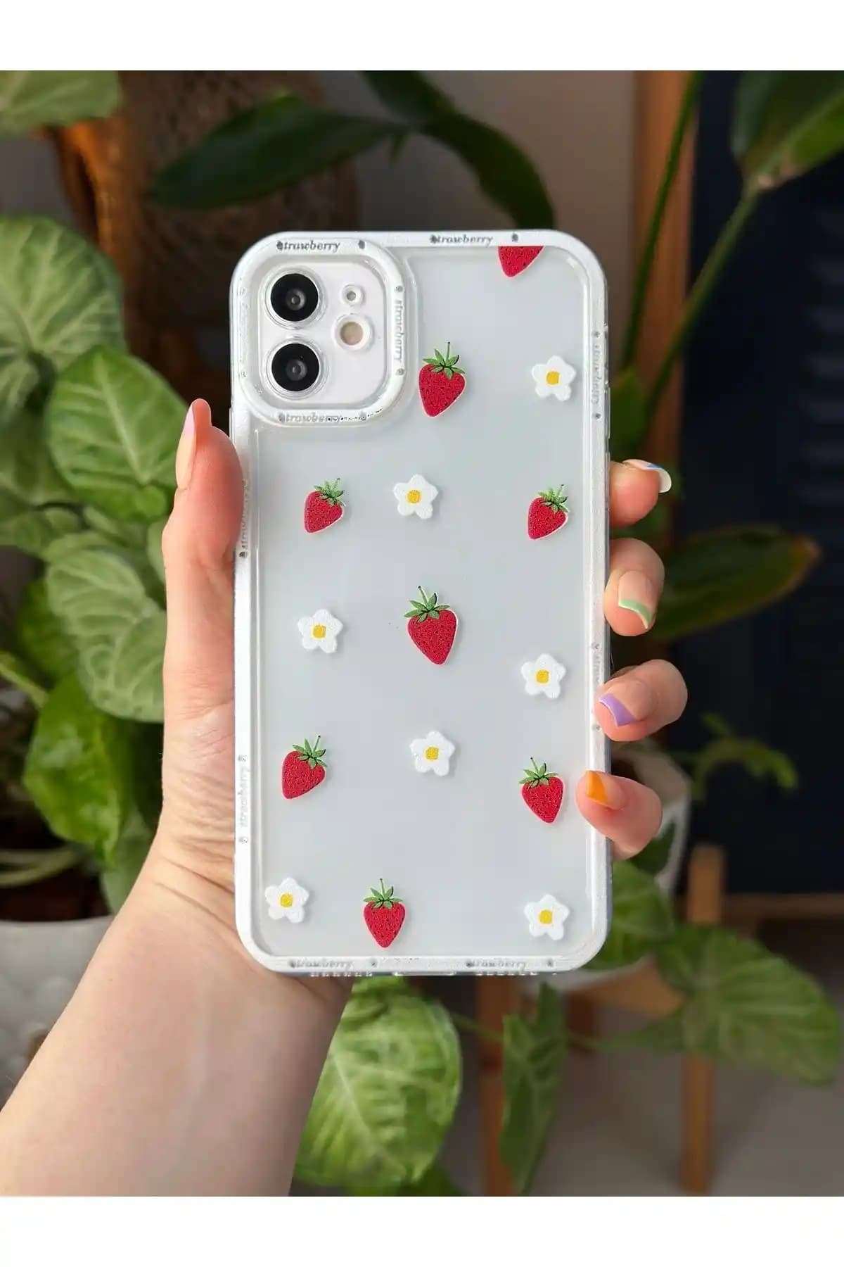 Go Aksesuar iPhone 11 Uyumlu Çilek ve Kelebek Baskı Silikon Kılıflarının Karşılaştırması
