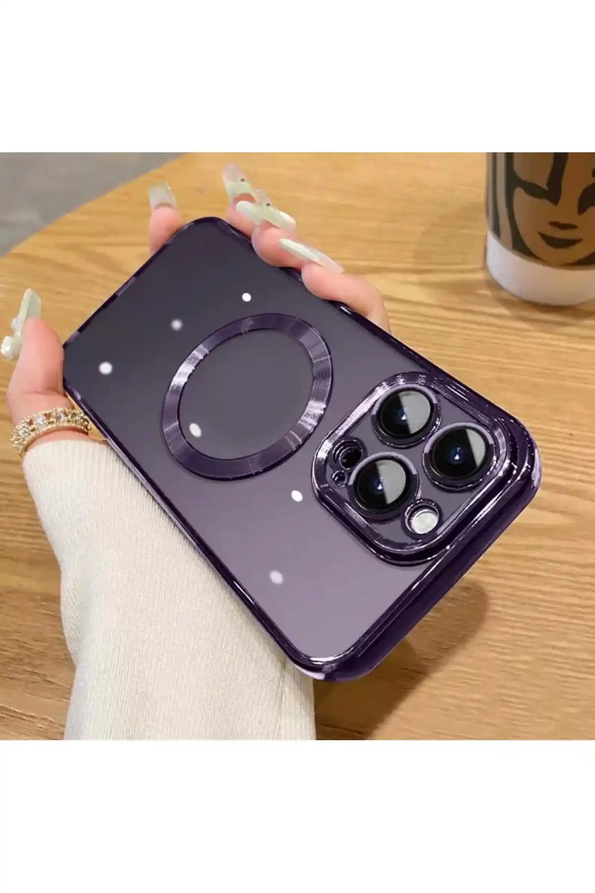 İki Farklı iPhone 14 Pro Max Kılıfı Karşılaştırması: Renk ve Tasarım Özellikleri