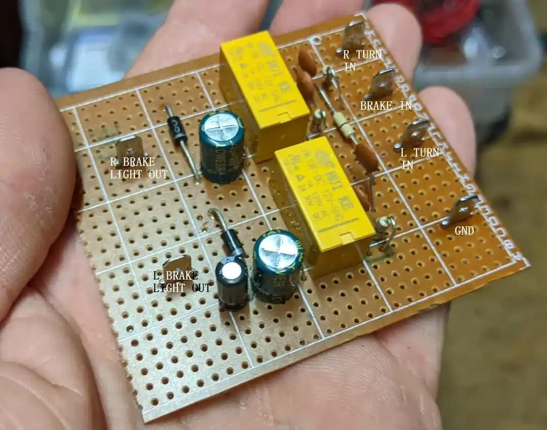 3 Tellerden 2 Tellere Dönüşüm: Sinyal ve Fren Lambası Kombinasyon Devresi Tasarımı ve Analizi