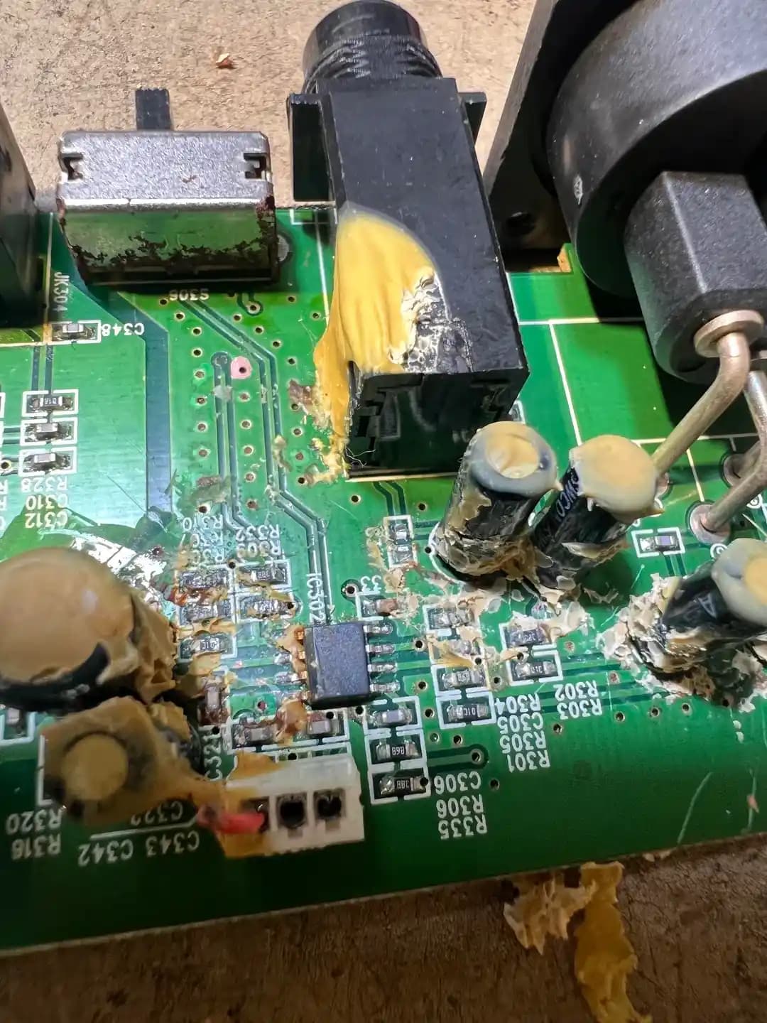 Elektronik Onarımında Yapıştırıcıların İletkenlik Sorunu ve Onarım Teknikleri