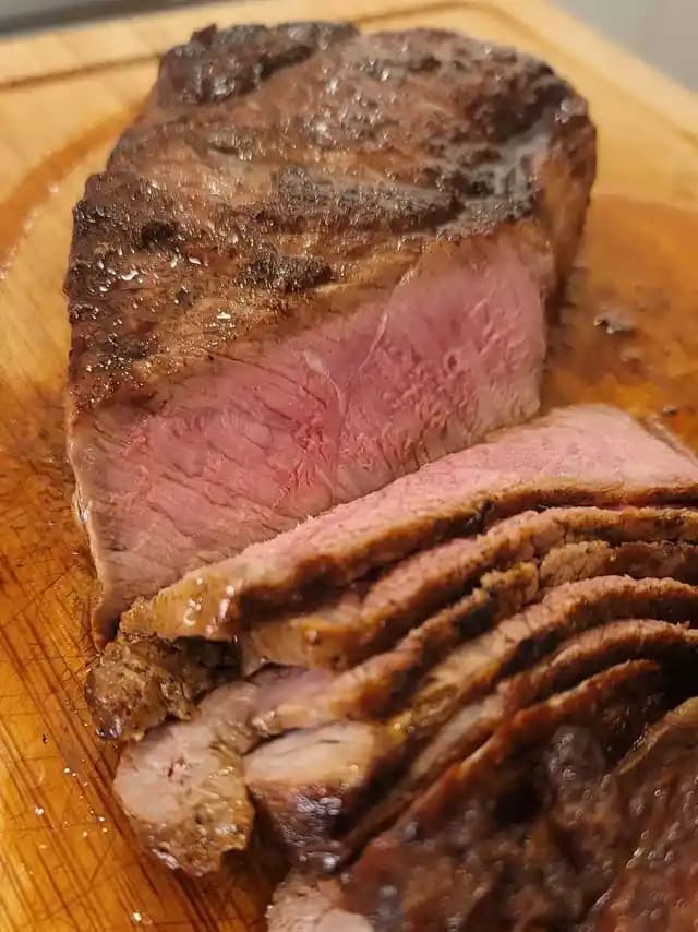 New York Strip Steak Pişirme Teknikleri: Tava Mühürleme ve Air Fryer ile İç Pişirme