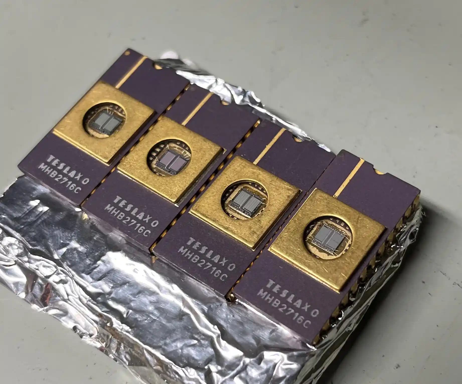 UV Silinebilir EPROM Çipleri ve TESLA'nın 1980'lerdeki Elektronik Katkıları