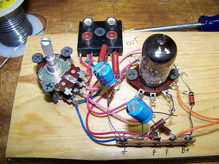 Vakum Tüp Devrelerinin Breadboard Üzerinde Prototiplenmesi ve Tarihsel Yöntemler