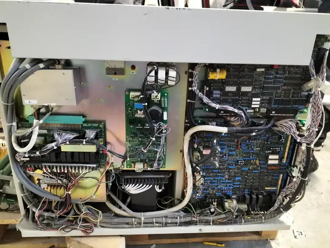 Elektronik Cihazların İç Yapısı: X-Ray Jeneratörleri ve Eski Askeri Ekipmanların Tasarımı