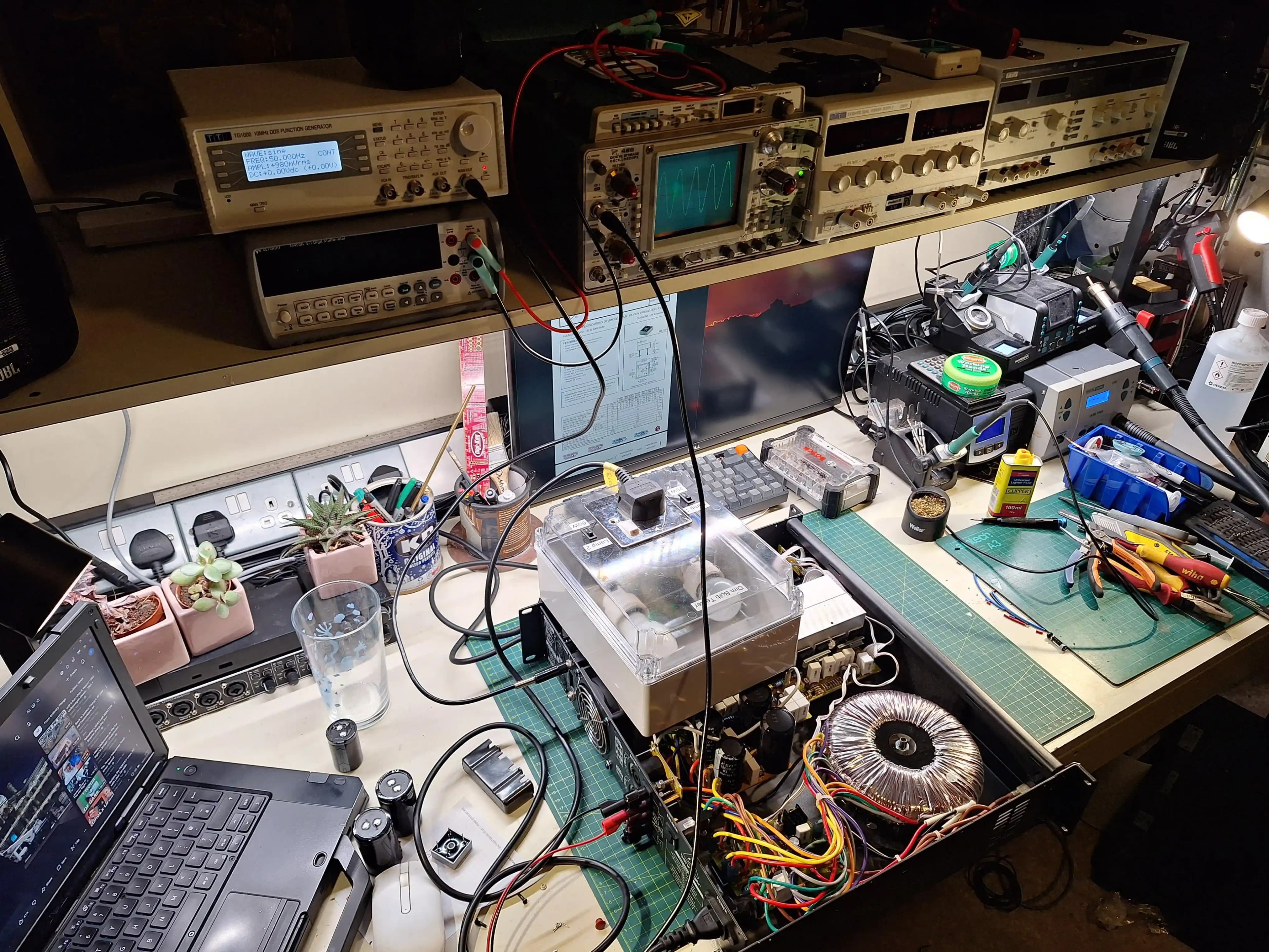 Profesyonel Elektronik Onarımında Ekipman Kullanımı ve Çalışma Alanı Düzenlemeleri