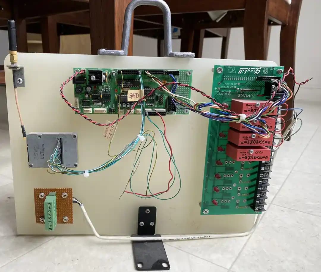 1990'lar GSM Kontrollü Endüstriyel Otomasyon Projesi ve Erken Mikrodenetleyici Kullanımı
