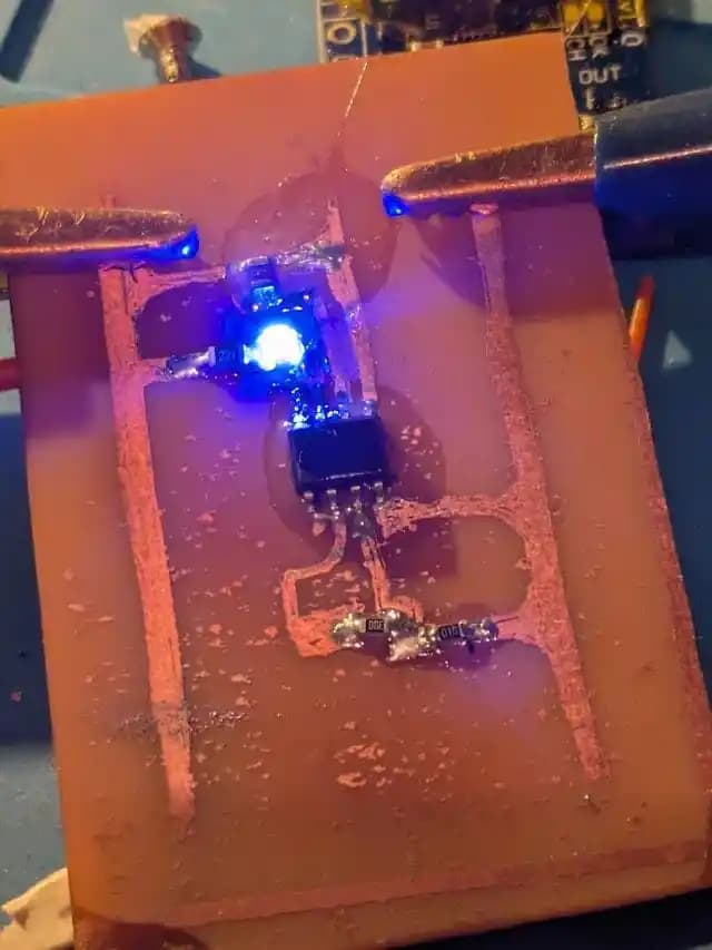 555 Flaşör Devresi İçin Serbest El PCB Üretimi ve Evde Devre Kartı Yapımı Teknikleri