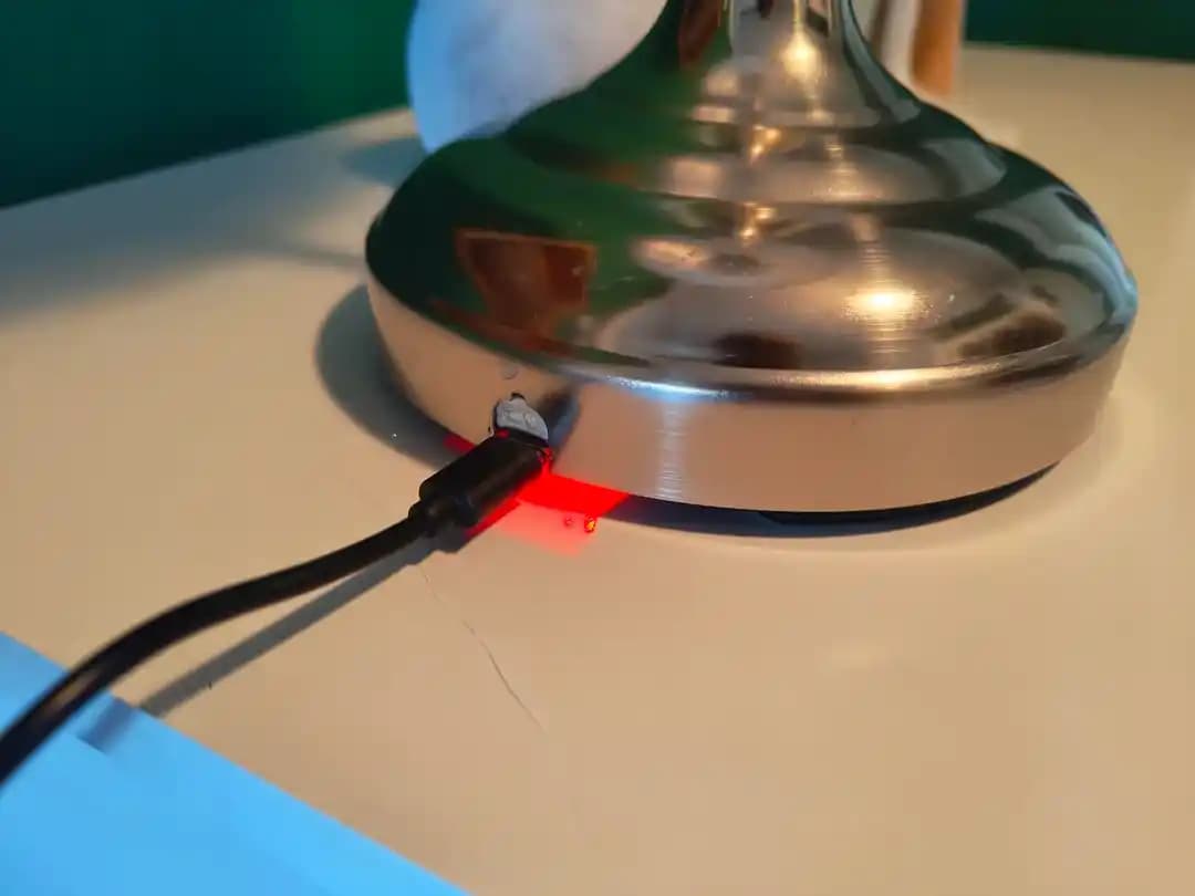 Bataryalı Şarj Edilebilir LED Masa Lambası Tasarımı ve Teknik Uygulamaları