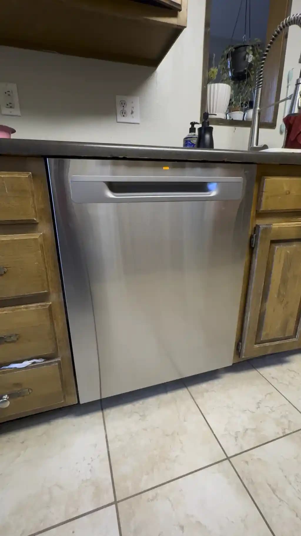 GE GDP630GYRF5S Bulaşık Makinesinde Alt Sprey Kolu Tıklama Sorunu ve Çözüm Yöntemleri