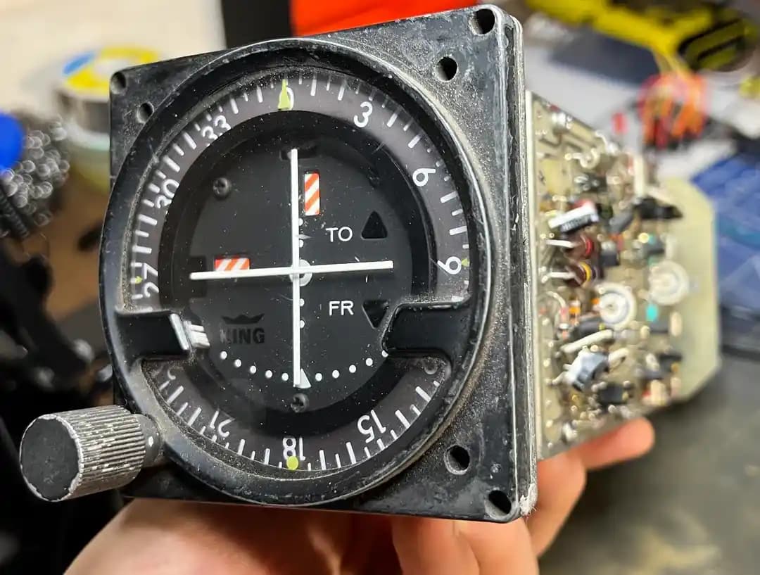 King Radio Corp. Kurs Seçici Göstergesi: Tarihsel, Teknik ve Güvenlik Analizi