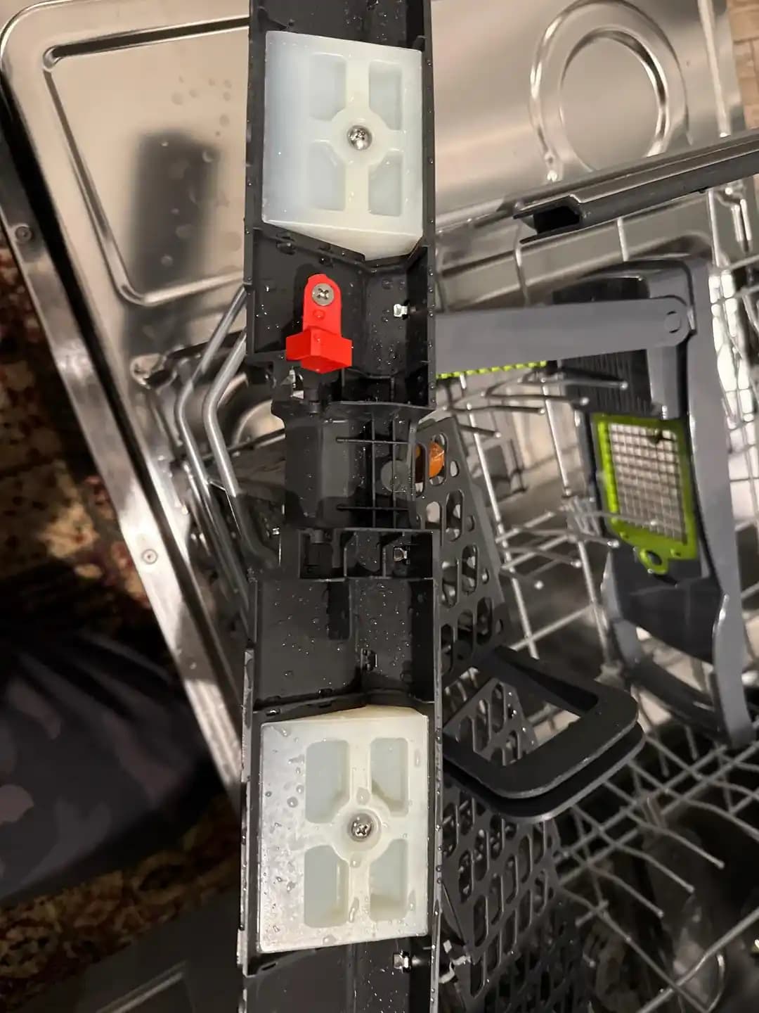 Samsung DW80R9950US WaterWall Bulaşık Makinesi Alt Raf Temizleme Sorunu ve Manyetik Destek Bloğu Çözümü